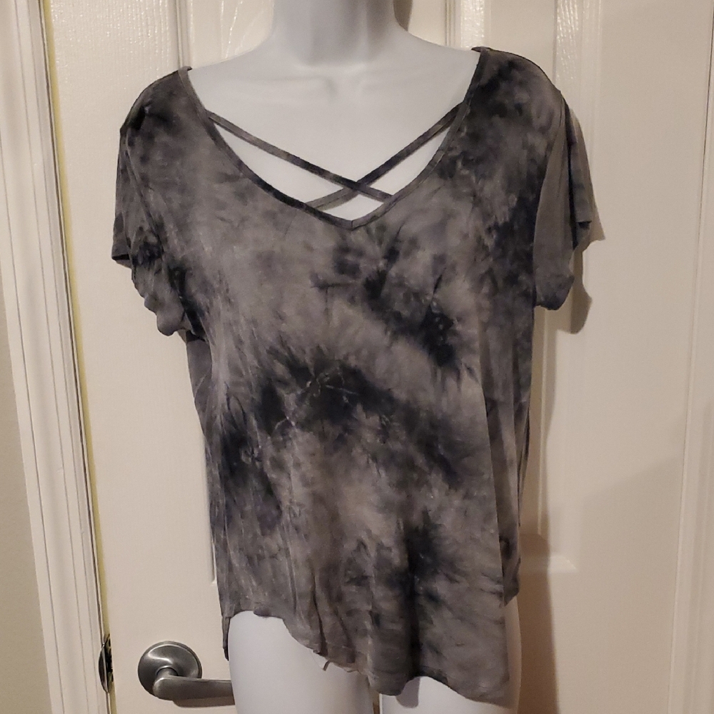 Rue21 Gray Asymmetrical Short Sleeve T-Shirt